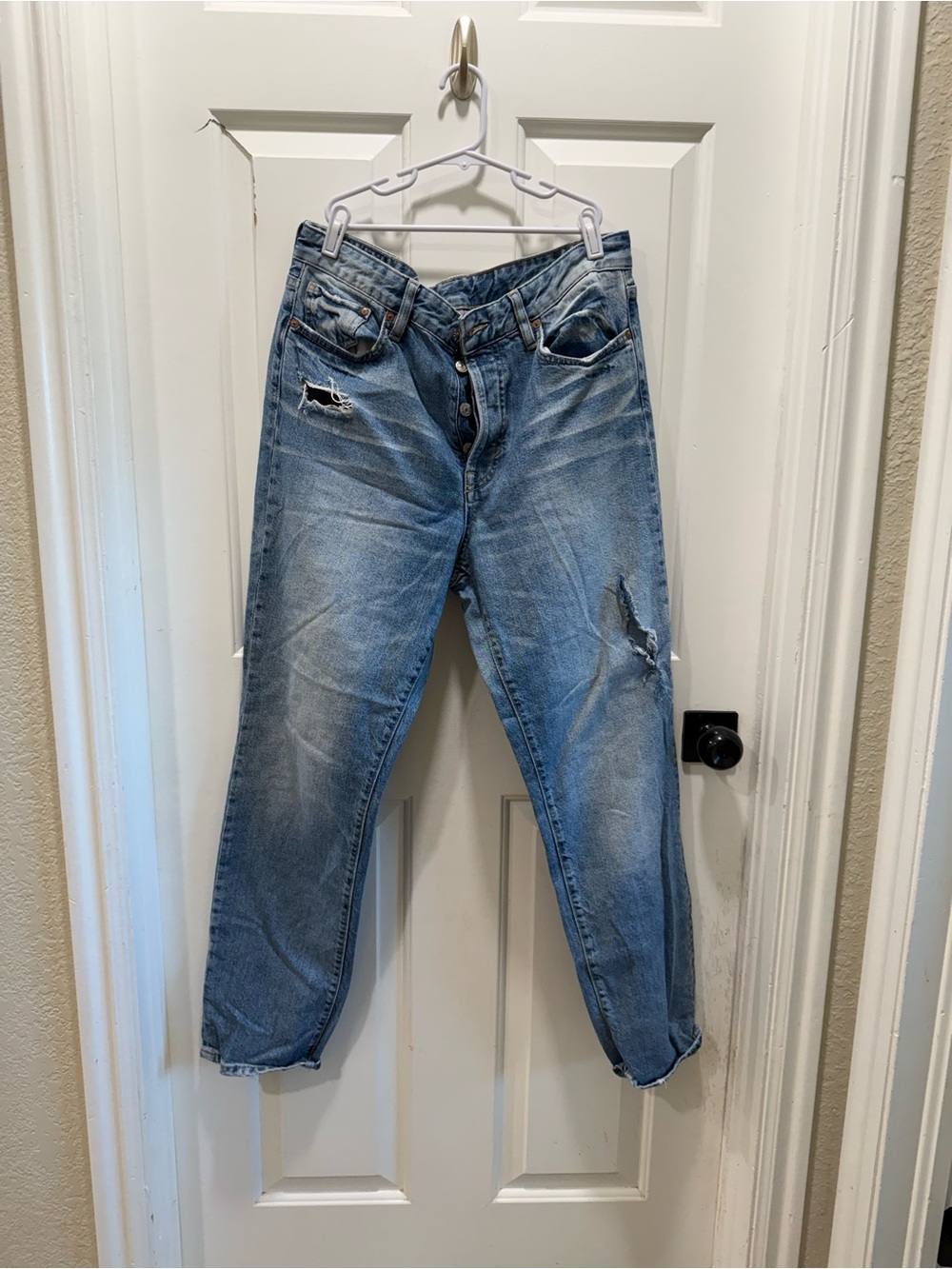 H&M Women's Light Blue Straight Leg Distressed Jeans